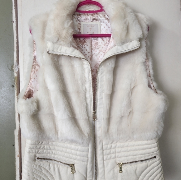 Guess faux fur/faux leather vest Very similar to the cover photo vest. Sz XL - Picture 3 of 8